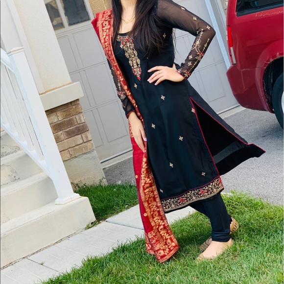 Indian suit with beautiful chunni! - Picture 1 of 3